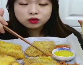 小姐姐快速吃食物视频,小姐姐一秒吞咽，食物吃法新境界